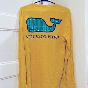 Men’s medium vineyard vines long sleeve shirt